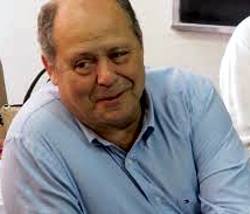CREDITO: Jotha Lee captou o sorriso ironico de "arte" no momento em que ele conversava com o representante da Licitação que a OS de Formiga Santa Casa ganhou a licitação de uma grande empresa de São Paulo